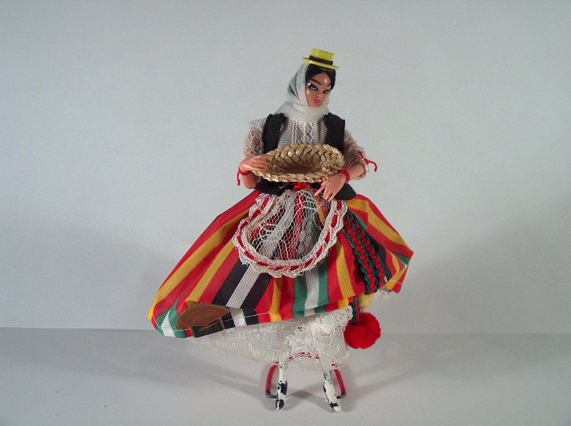 TINERFEÑA CON CESTO PLATANOS