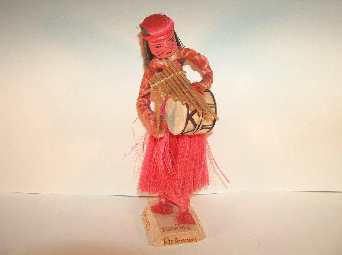 JOVEN DE IQUITOS CON FLAUTA Y TAMBOR