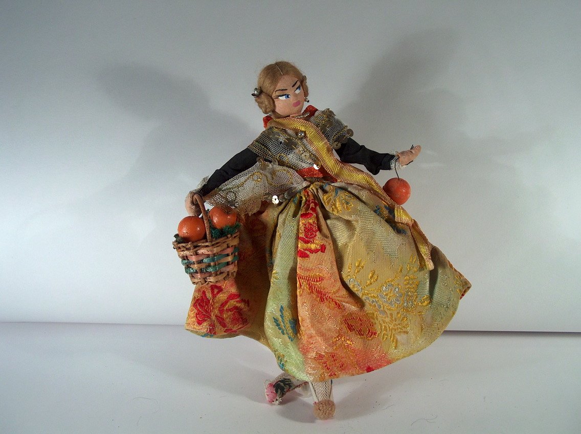 VALENCIANA CON CESTA NARANJAS