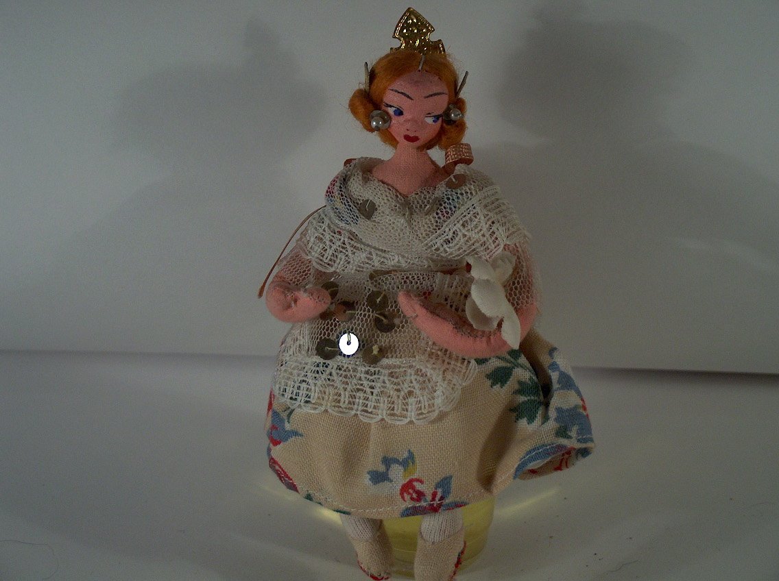 JOVEN VALENCIA SOBRE BOTELLA COLONIA