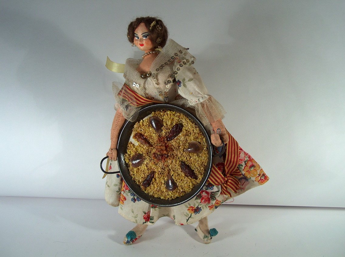 FALLERA VALENCIANA CON PAELLA