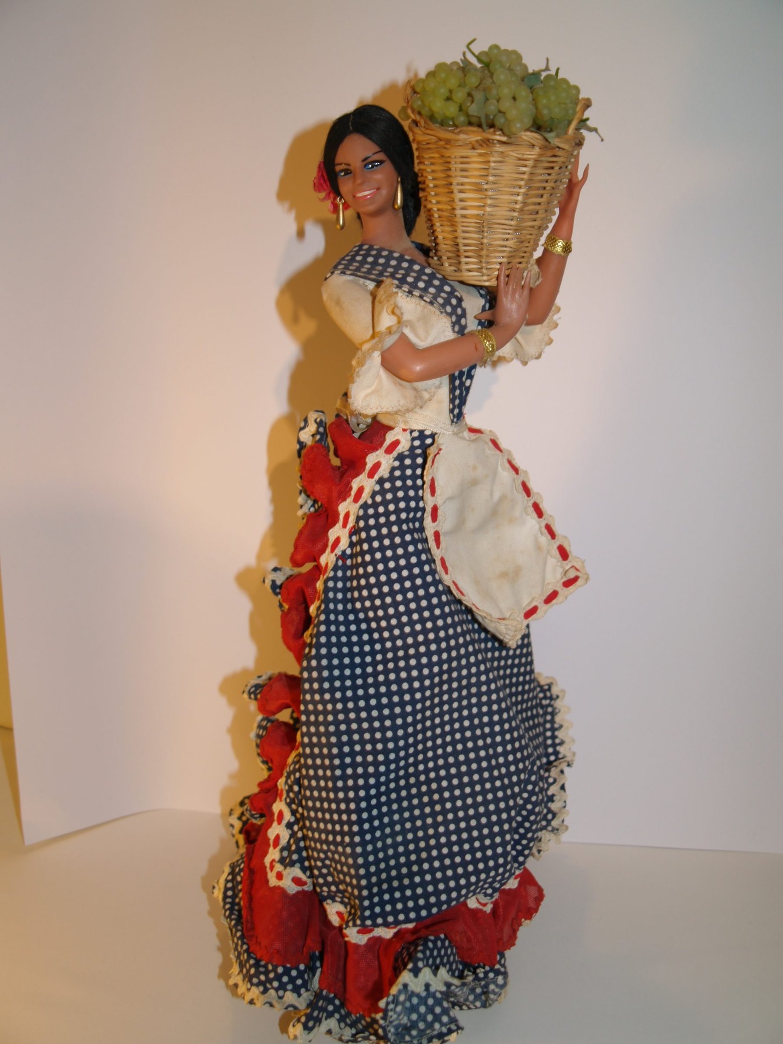 VENDIMIADORA CON CESTO DE UVAS