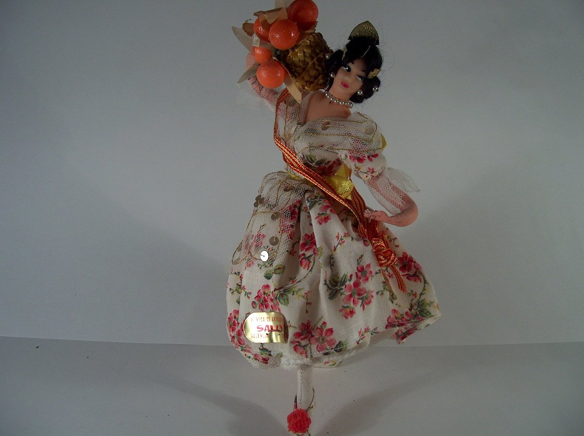 JOVEN VALENCIANA CESTA NARANJAS