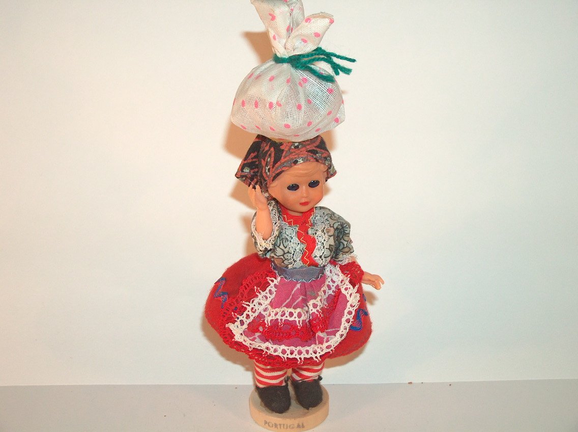 JOVEN LAVANDERA CON ATILLO ROPA